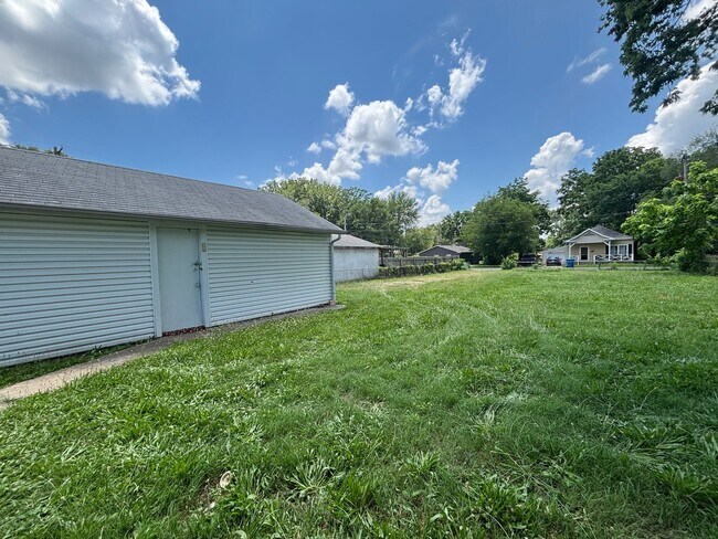 Building Photo - Recently Remodeled 3 bedroom 1 bath home!