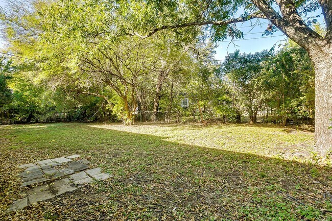 Building Photo - Ready for New Tenants- 2 bedroom 1 bath with an Additional Flex Room  Minutes from TCU- 76109