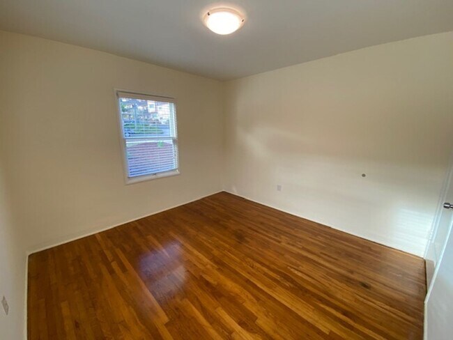 Building Photo - 916 Lighthouse Ave