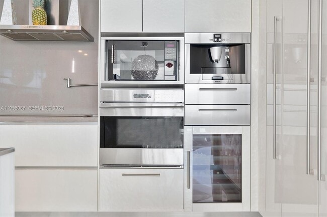 Building Photo - 17475 Collins Ave