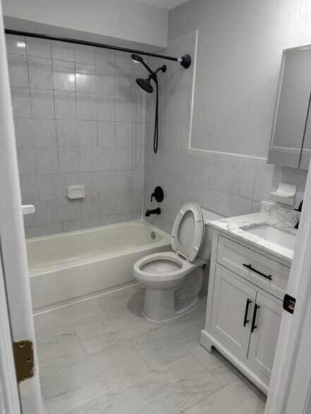 New Reno Bathroom - 285 Rose St