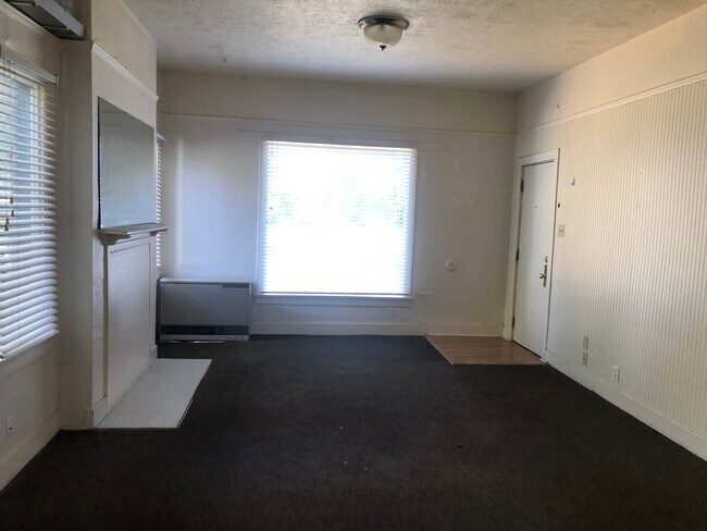 Building Photo - 605 NE Campus St