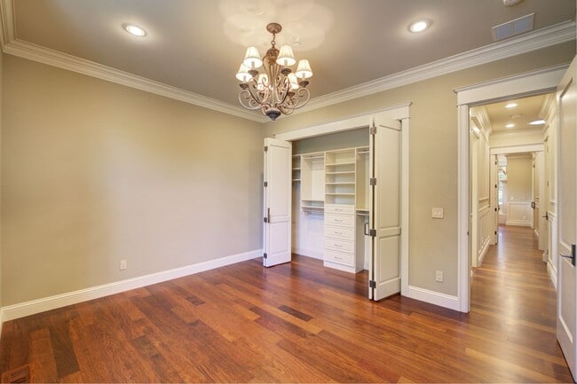 Building Photo - 4Bd+Den/4.5Ba Clyde Hill House