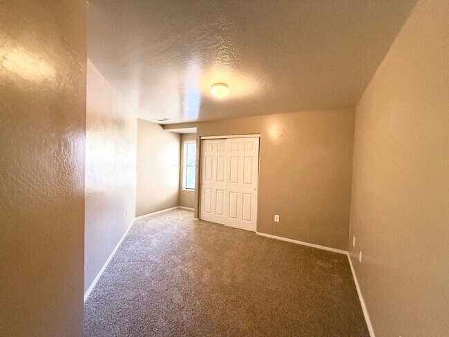 Building Photo - BEAUTIFUL 3 BEDROOM TOWNHOME!