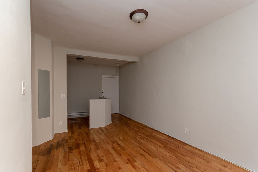 Building Photo - 516 W Melrose St