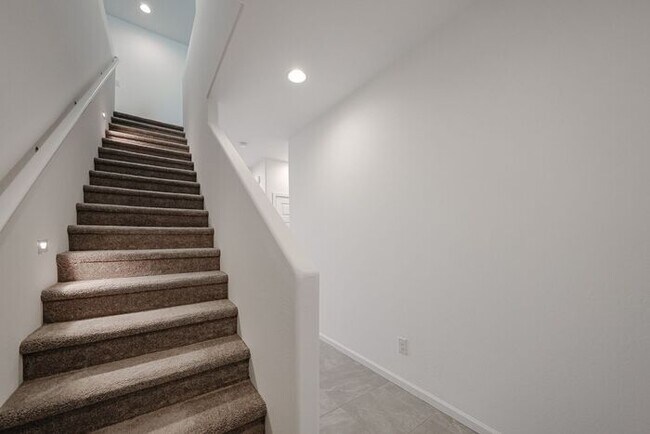 Building Photo - NEW 5 BEDROOM 3 BATHROOM HOME AVILABLE FOR RENT!