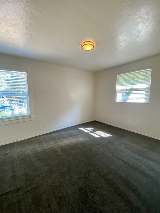 Building Photo - 414 S Pine St