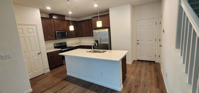 Building Photo - Newer Centrally Located Beauty!