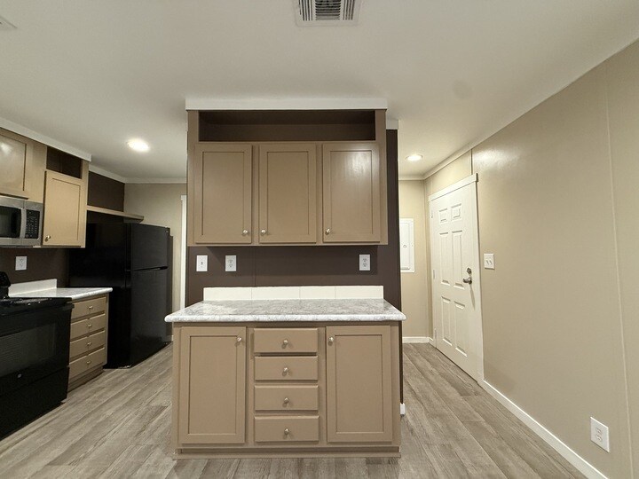 Building Photo - 118 E Semands St