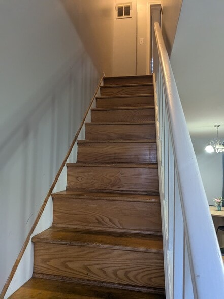 Building Photo - 3002 Kenyon Ave