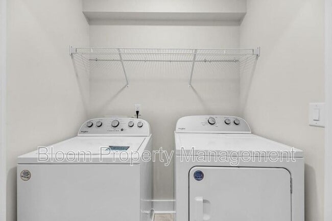 Building Photo - 7770 Park Gate Dr