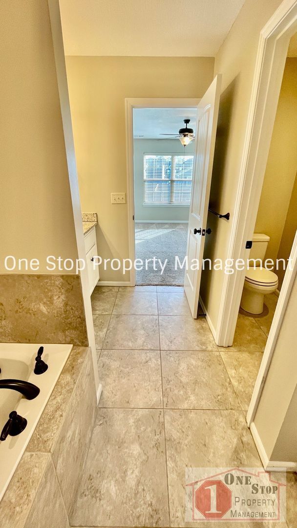 Building Photo - Gorgeous 4 bedroom, 2.5 bath home in Raymore!