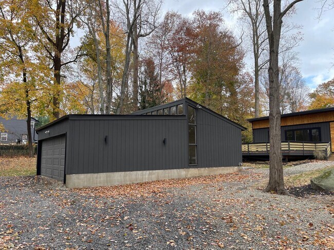 Building Photo - 6 Indian Hill Ln