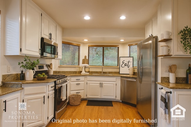 Building Photo - 3+ Bedroom / 2 Bathroom Home with Sunroom & Beautiful Views