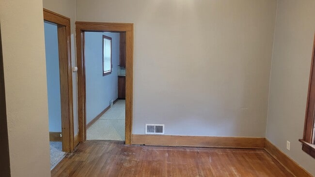 Building Photo - 1105 Hayes Ave
