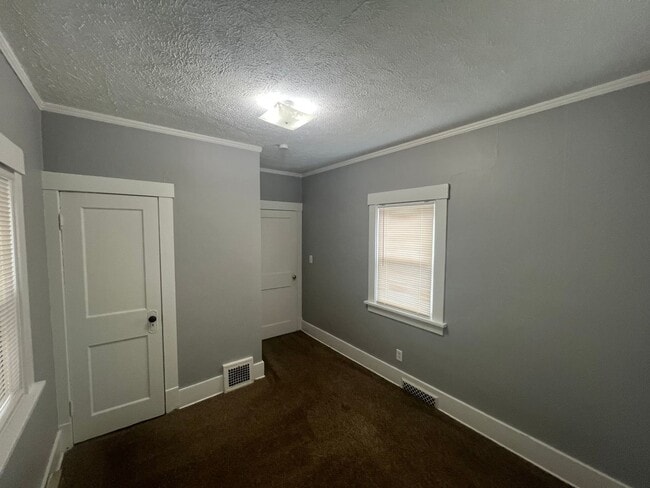 Building Photo - Huge Garage, Fenced Backyard, Laundry