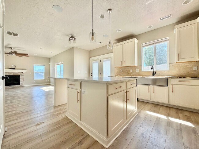 Building Photo - 673 W Beth Cir