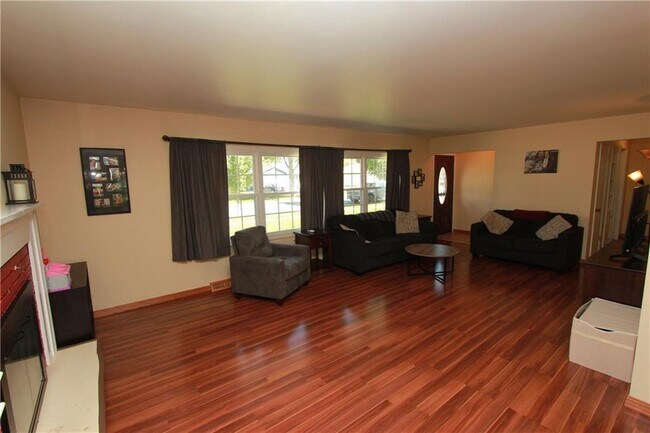 Building Photo - 4 Bedroom, 1.5 Bathroom Beautiful Home - You do not want to miss this one!