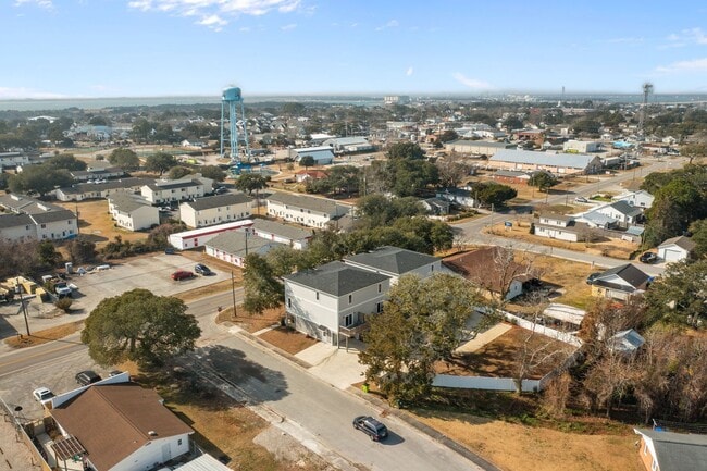 Building Photo - Modern Beaufort Townhome available for Long Term Rental