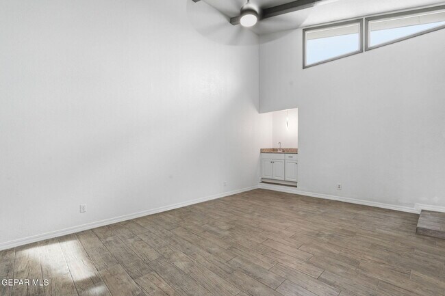 Building Photo - 3540 E Glen Dr