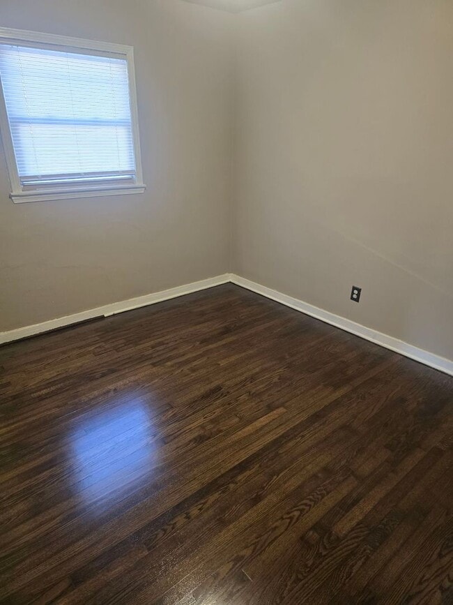 Building Photo - COZY 3 BEDROOM HOME WITH APPLIANCES