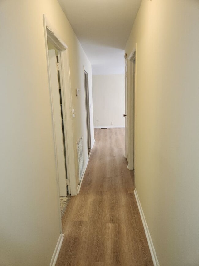 Building Photo - Cute 3 Bedoom Home