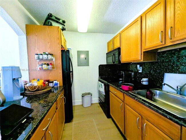 Building Photo - 445 SW 11th St