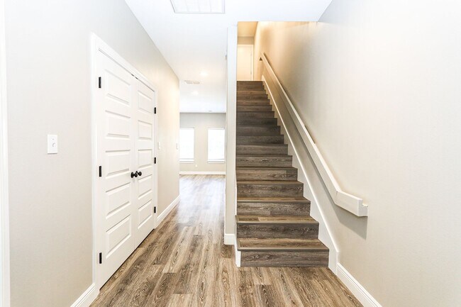 Building Photo - 3 Bed 3 Bath with rooftop Deck!