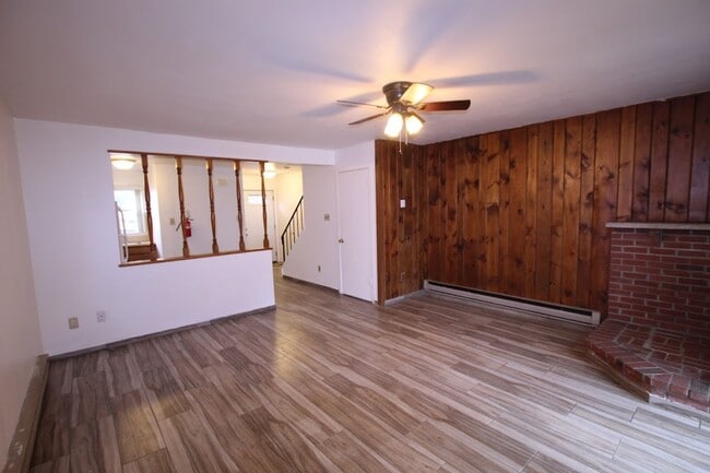 Building Photo - Spacious & Well-Maintained Home