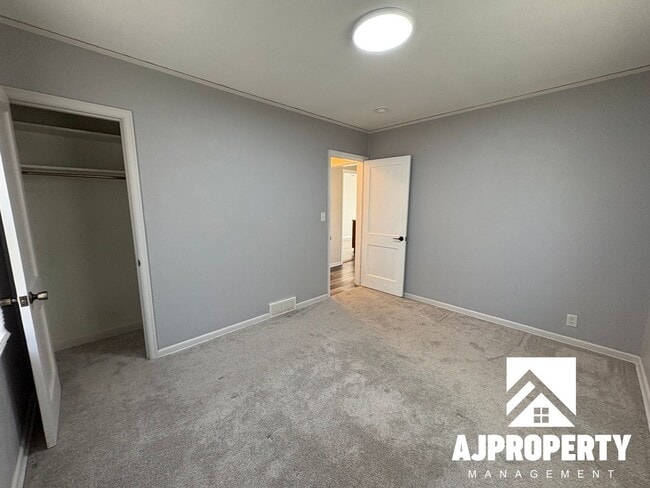 Building Photo - 809 E Presentation St