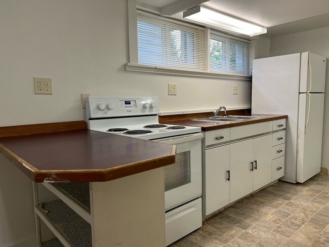 Building Photo - 5511 Brooklyn Ave NE