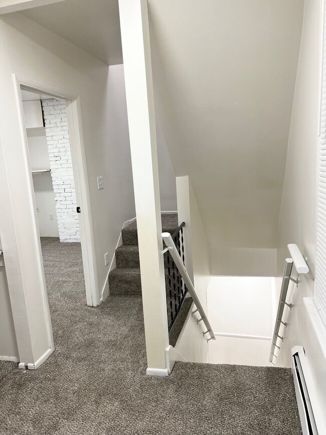Building Photo - Spacious 3 bed, 2.5 bath Single Family home in Carrick- New Flooring and Paint, Available Immedia...
