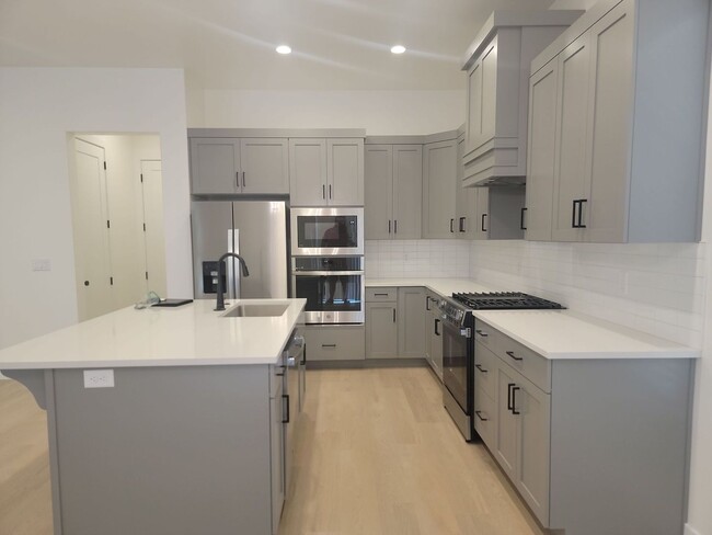 Building Photo - Bright and Spacious NEW 3 Bedroom Home!