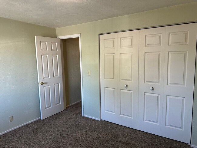 Building Photo - Large 2 bedroom 2 bathroom duplex with garage!