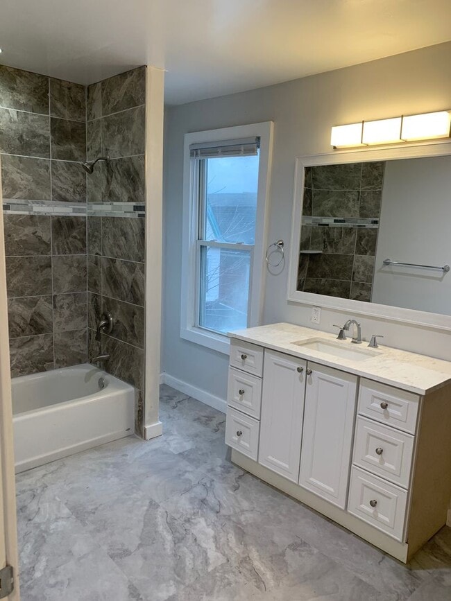 Building Photo - Gorgeous 3 Bedroom 1.5 bath with yard