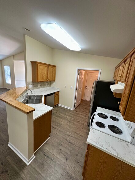 Building Photo - 1620 Ridgecrest Dr