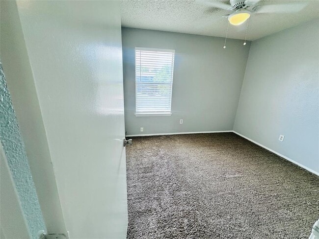 Building Photo - 5305 Woodland Oaks Ct