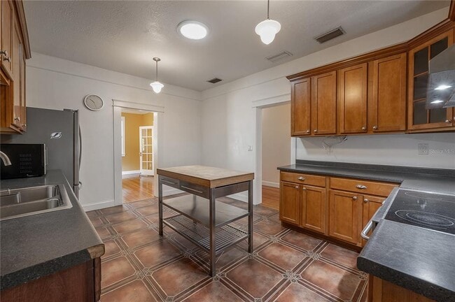 Building Photo - 5207 N Suwanee Ave