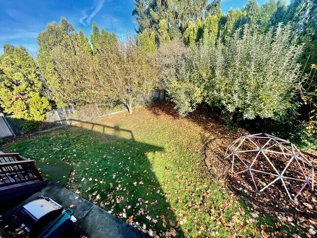 Building Photo - Sprawling 5bd/3bath Split-Level Home | Sto...