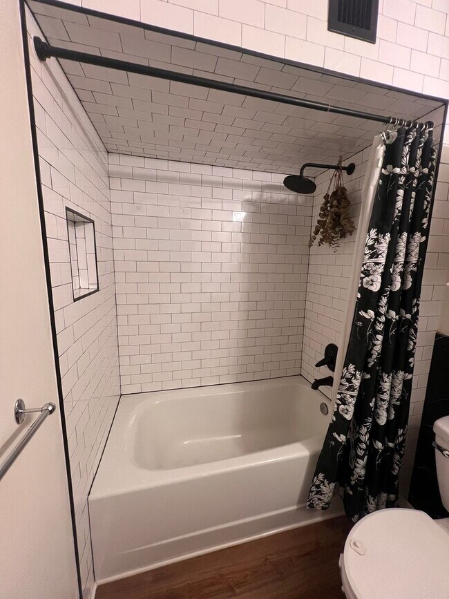 Building Photo - Modern Downtown Loft – Walkable, Stylish, ...