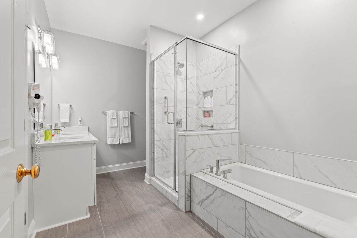 Building Photo - 141-14112 12 Oaks Dr