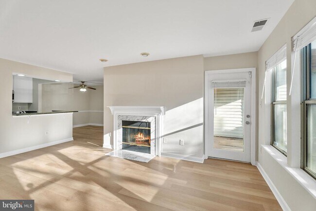 Building Photo - 3321 Sir Thomas Dr