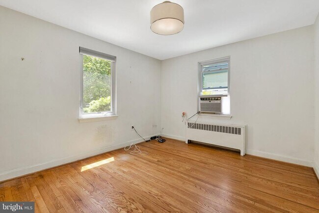 Building Photo - 921 Langley Dr