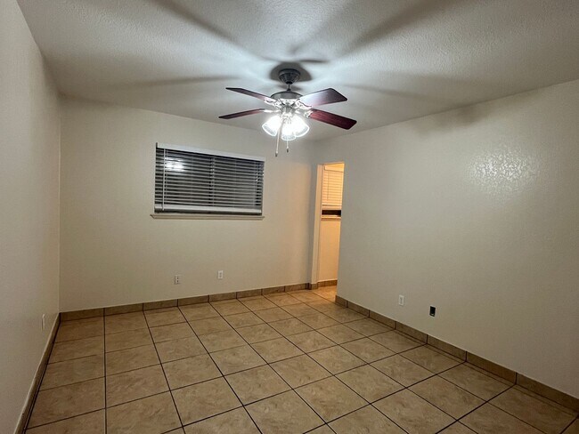 Building Photo - 2846 Blue Grass Dr