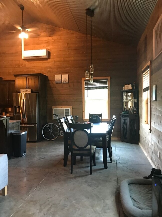 Building Photo - Barn dominium