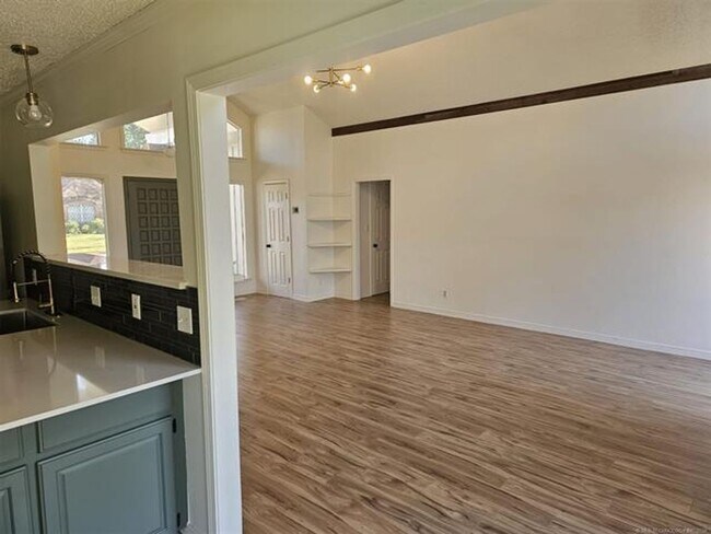 Building Photo - Updated House in Jenks Schools