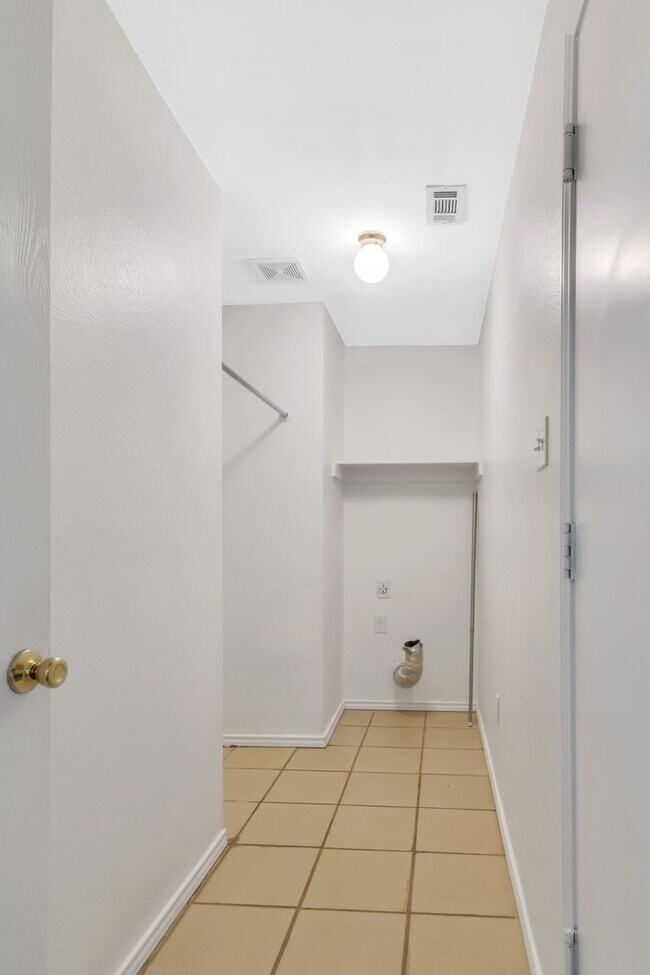 Building Photo - Charming 3 Bed, 2 Bath House with Serene Yard