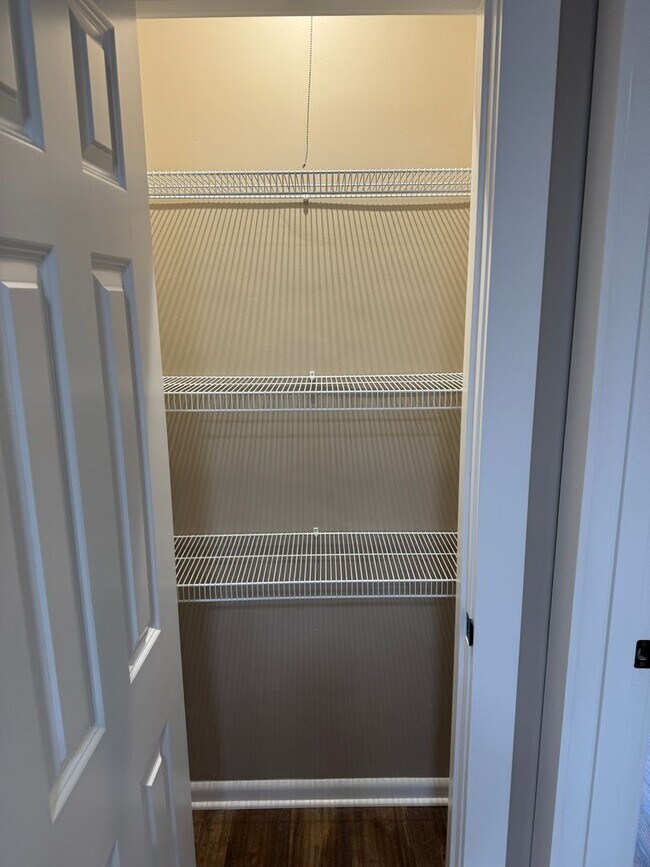 Building Photo - 516 Claremoor Ave