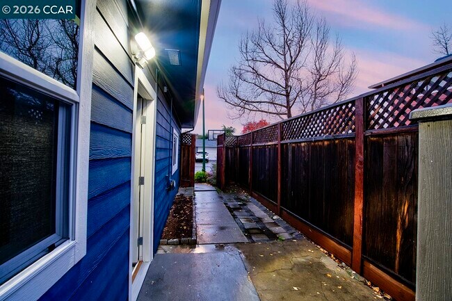 Building Photo - 1351 Eastshore Dr