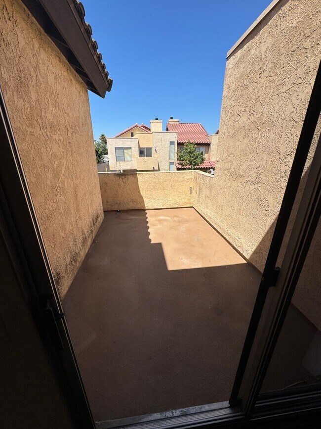 Building Photo - Spacious 2-Bedroom Townhome with Attached Garage and Washer/Dryer– El Cajon